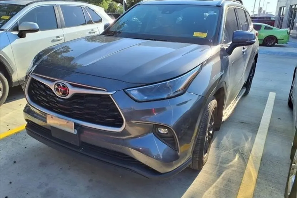2022 Toyota Highlander XLE photo 1