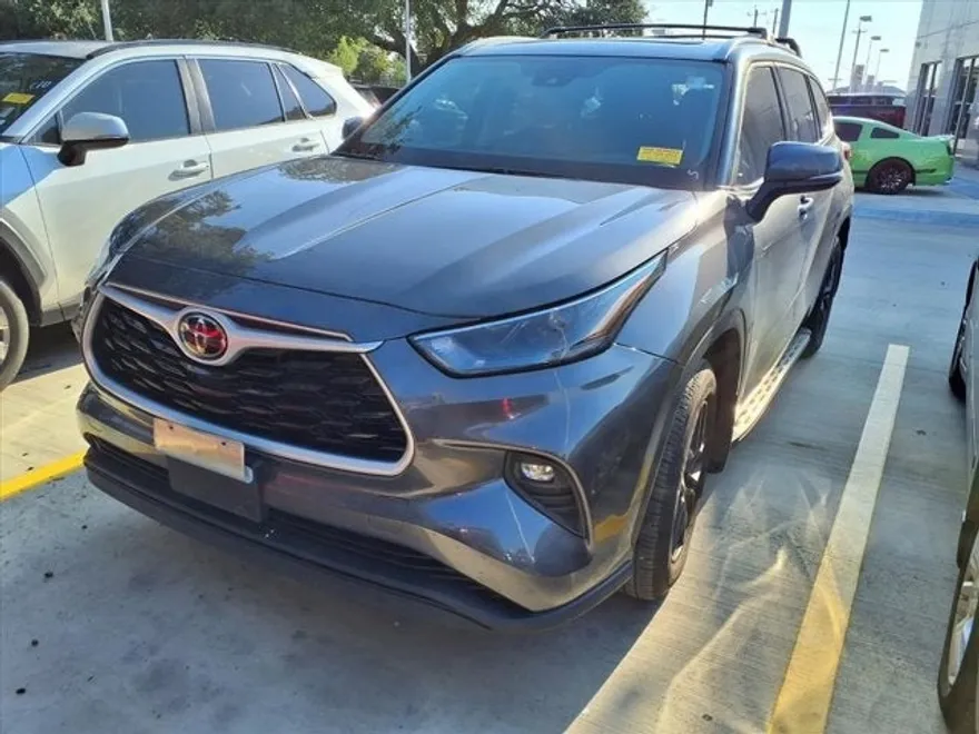 2022 Toyota Highlander XLE photo 1