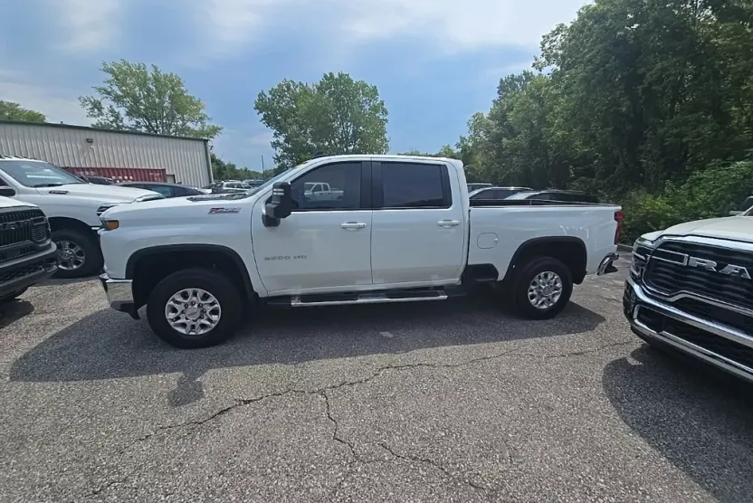 2023 Chevrolet Silverado 2500HD LT photo 1