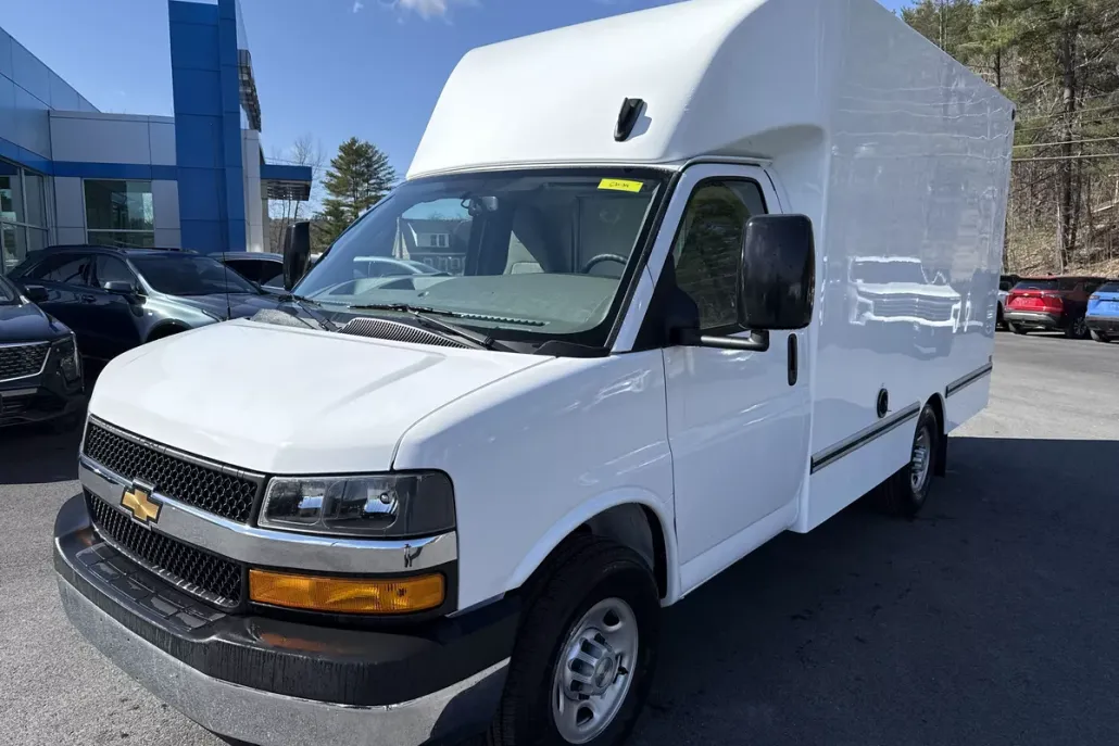 2024 Chevrolet Express Cutaway 3500 photo 1