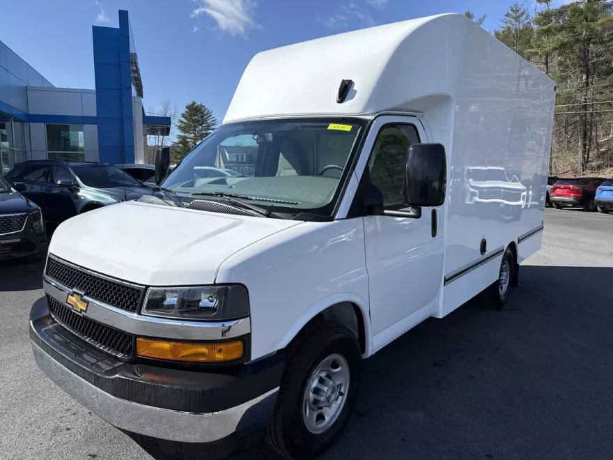 2024 Chevrolet Express Cutaway 3500 photo 1