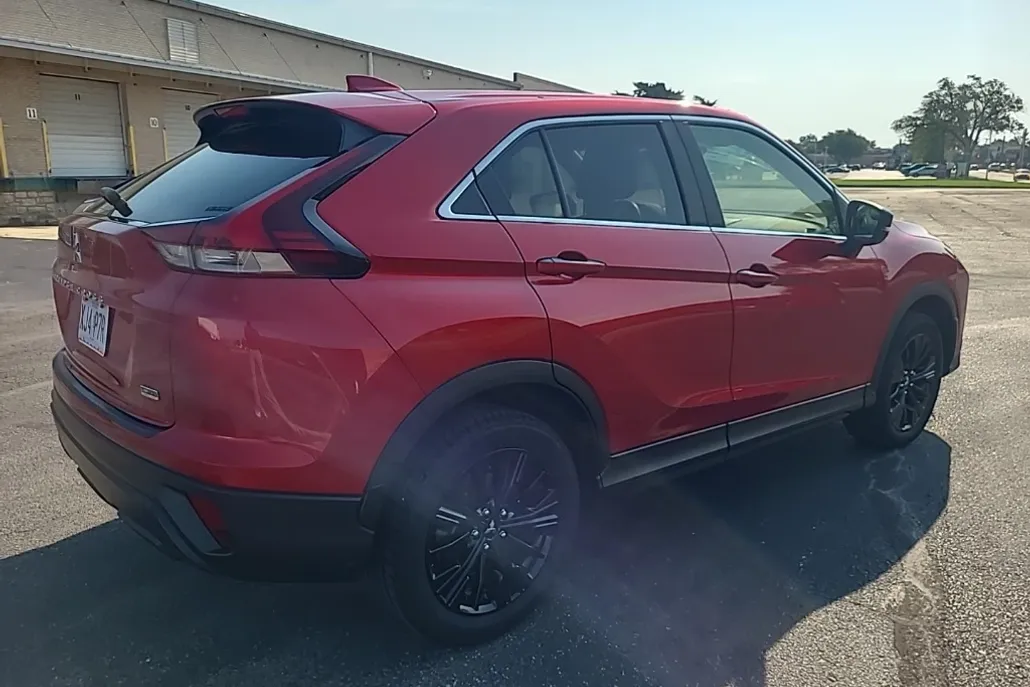 2022 Mitsubishi Eclipse Cross LE photo 1