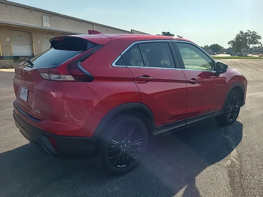 2022 Mitsubishi Eclipse Cross LE photo 1
