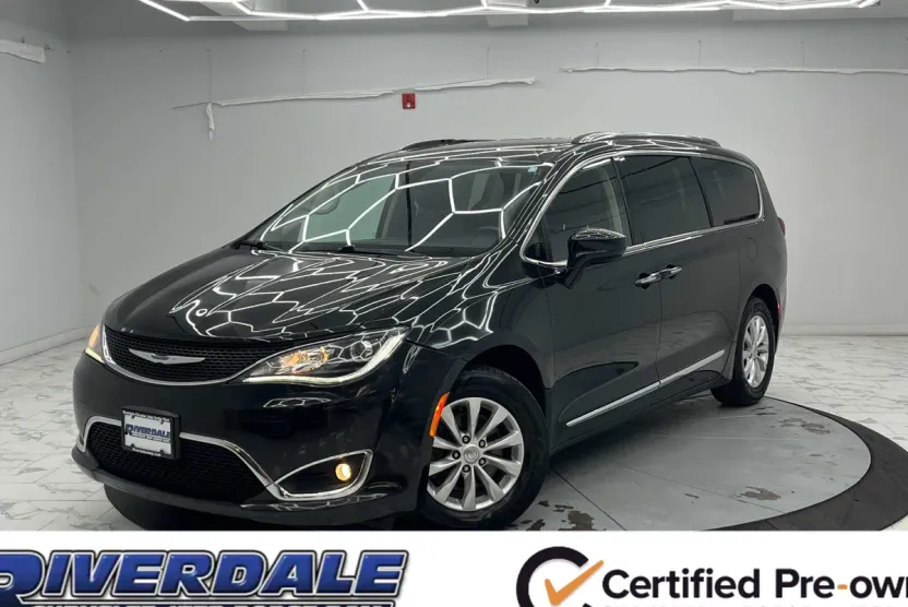 2019 Chrysler Pacifica Touring L photo 1