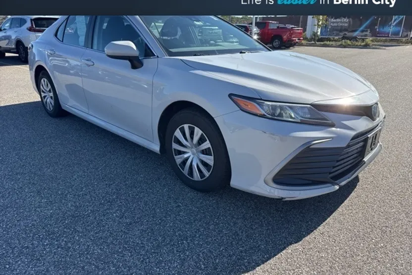 2022 Toyota Camry Hybrid LE photo 1