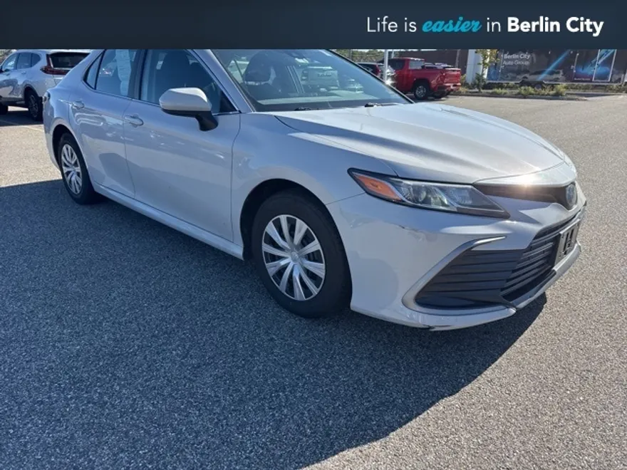 2022 Toyota Camry Hybrid LE photo 1