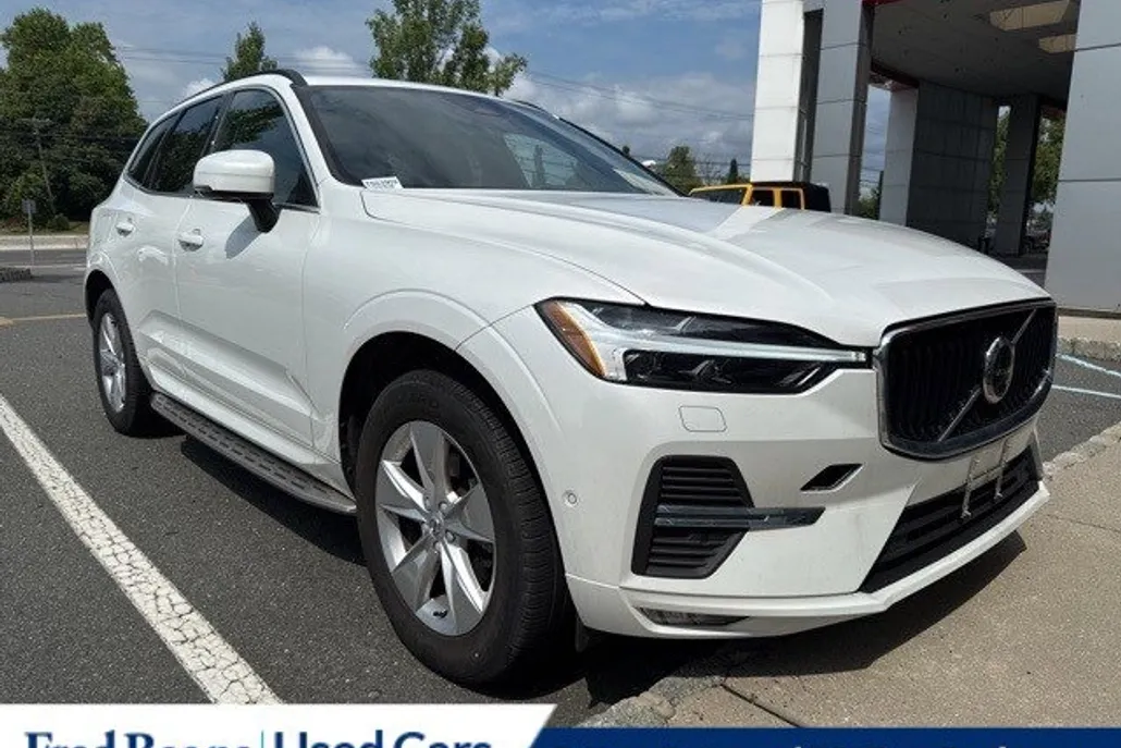 2022 Volvo XC60 B5 Momentum photo 1