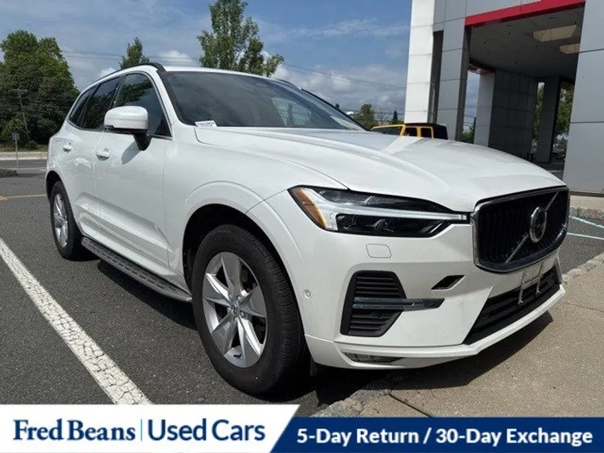 2022 Volvo XC60 B5 Momentum photo 1