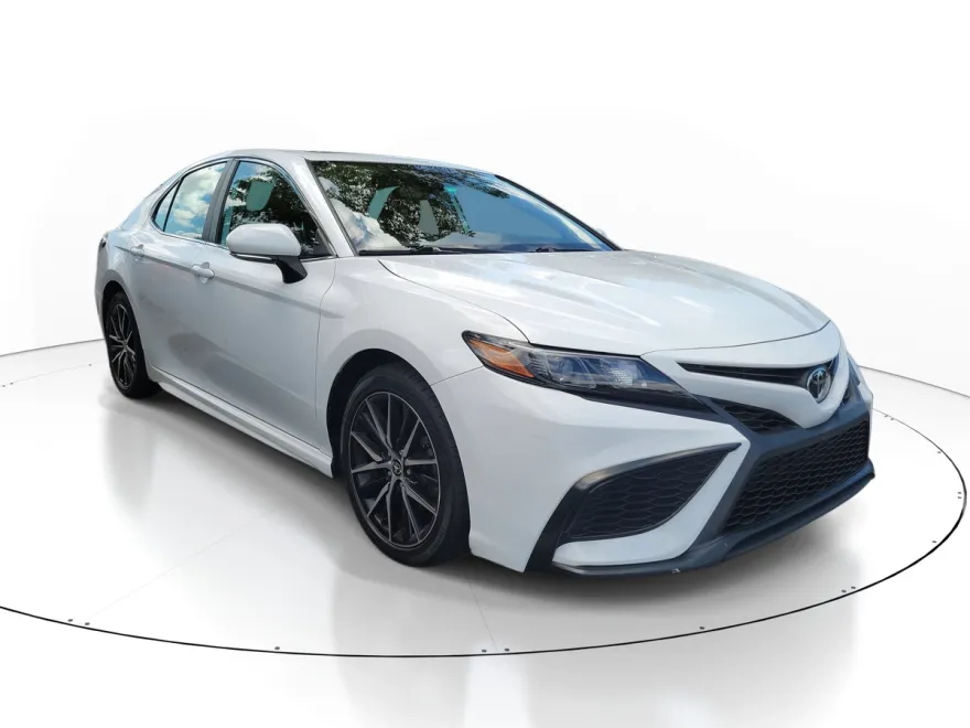 2022 Toyota Camry SE photo 1