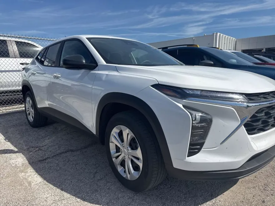2025 Chevrolet Trax LS photo 1