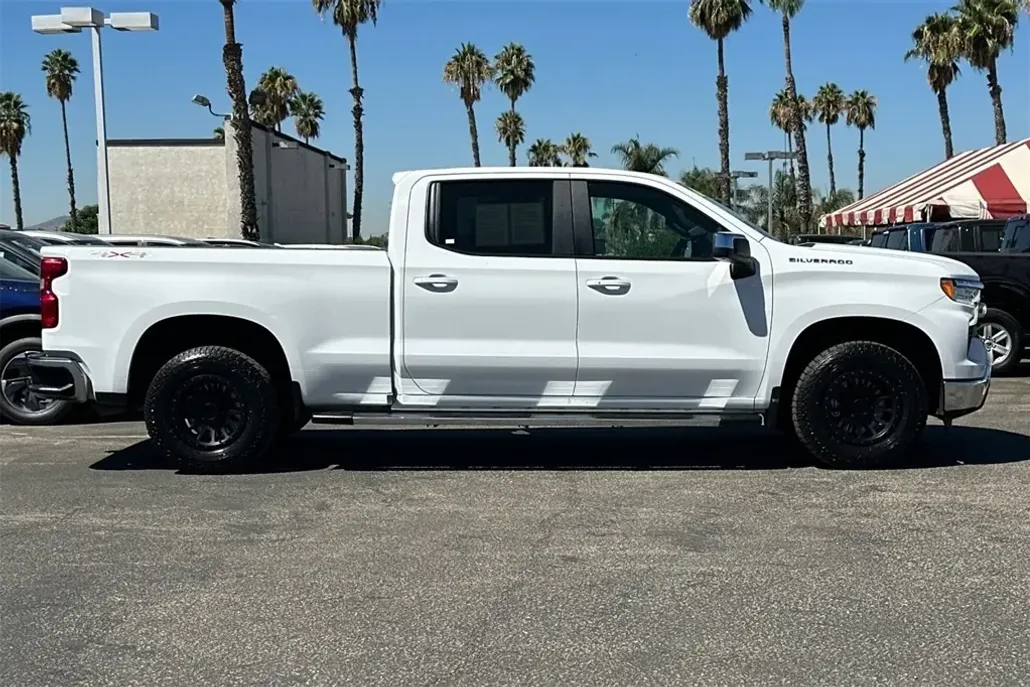 2024 Chevrolet Silverado 1500 LT photo 1