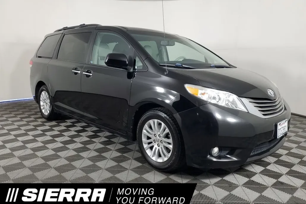 2013 Toyota Sienna XLE photo 1