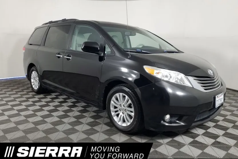2013 Toyota Sienna XLE photo 1