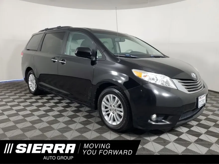 2013 Toyota Sienna XLE photo 1