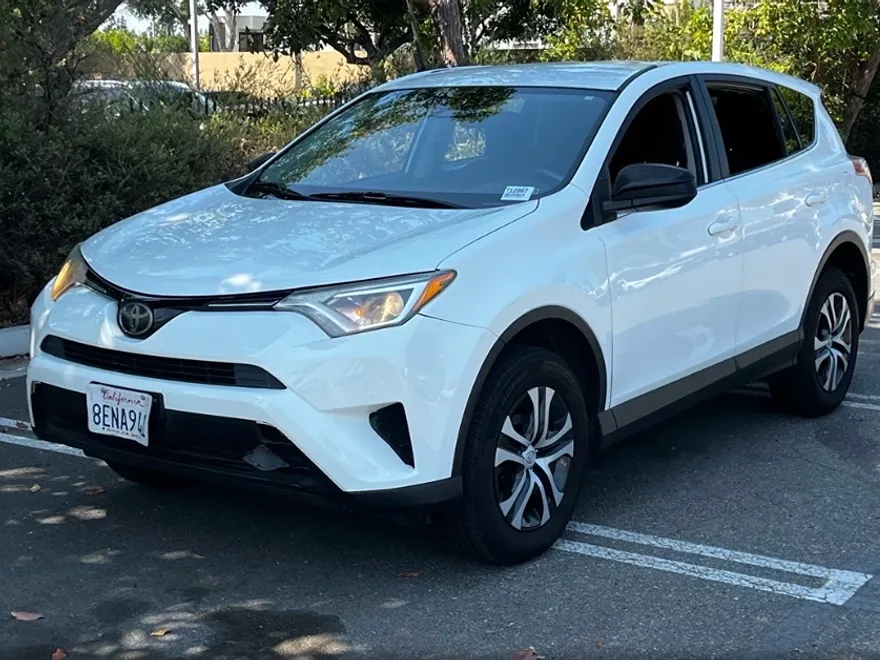 2018 Toyota RAV4 LE photo 1