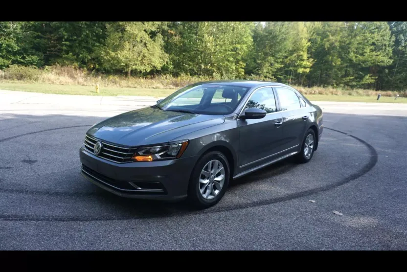 2017 Volkswagen Passat S photo 1