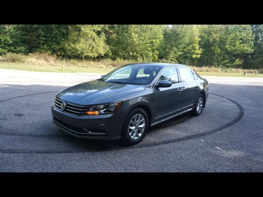 2017 Volkswagen Passat S photo 1
