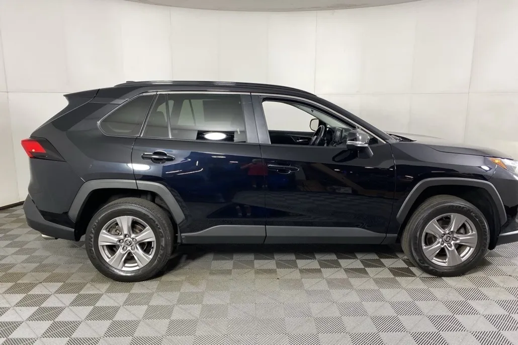 2022 Toyota RAV4 XLE photo 1