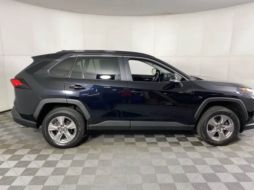 2022 Toyota RAV4 XLE photo 1