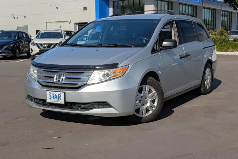 2013 Honda Odyssey LX photo 1