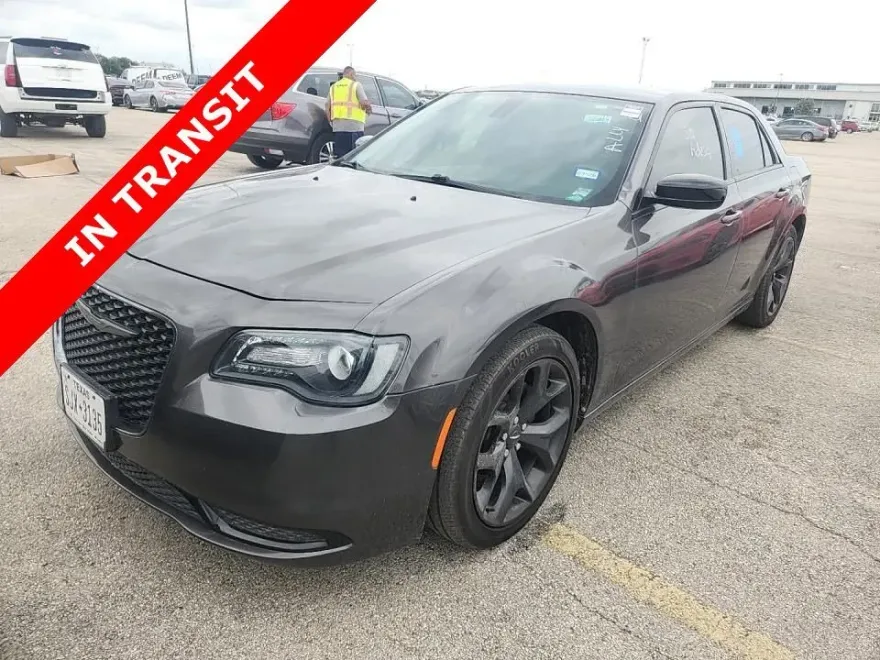 2020 Chrysler 300 Touring photo 1