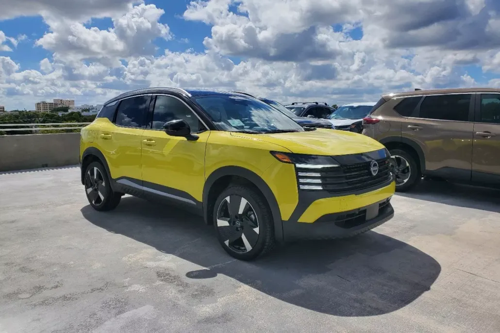 2025 Nissan Kicks SR photo 1