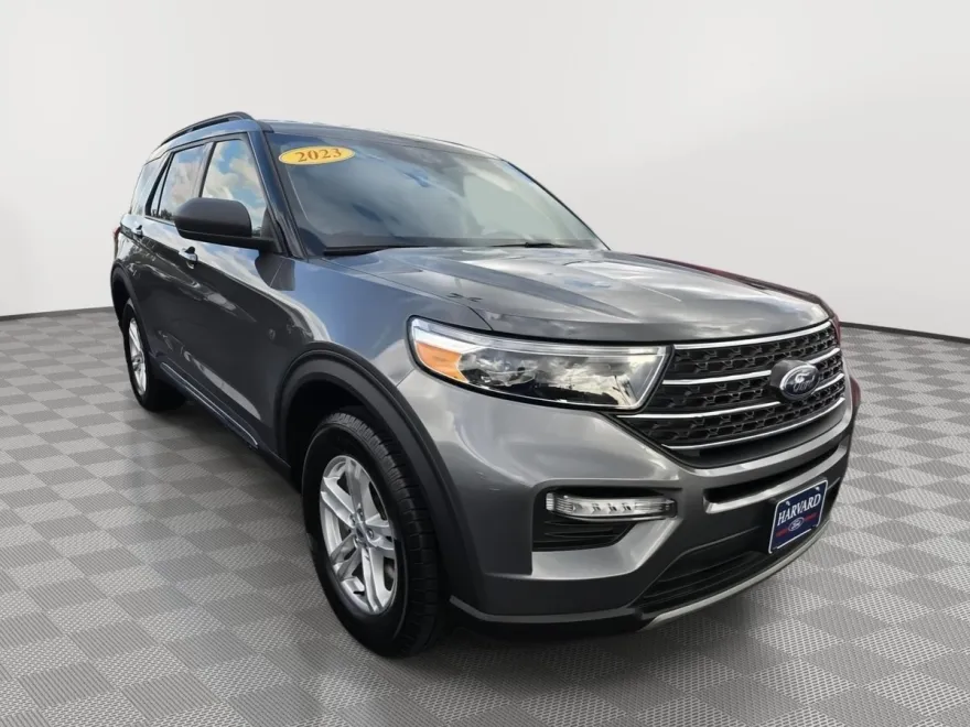 2023 Ford Explorer XLT photo 1