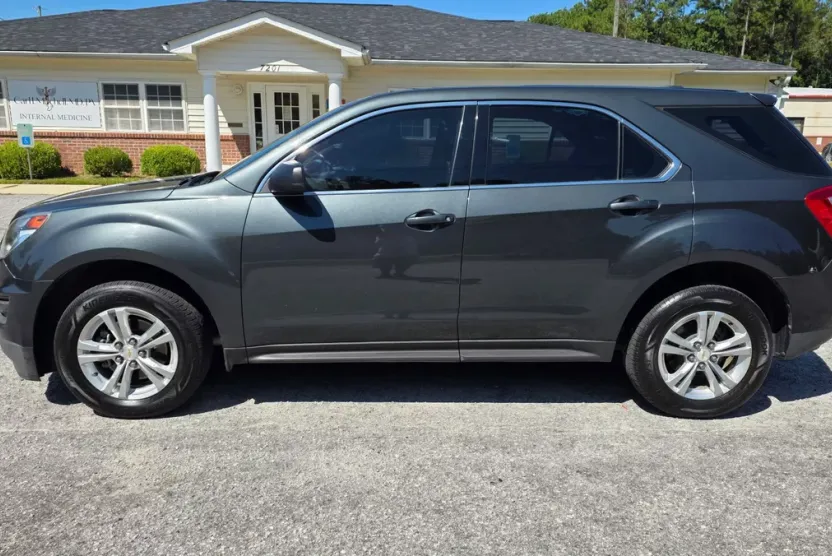 2017 Chevrolet Equinox LS photo 1