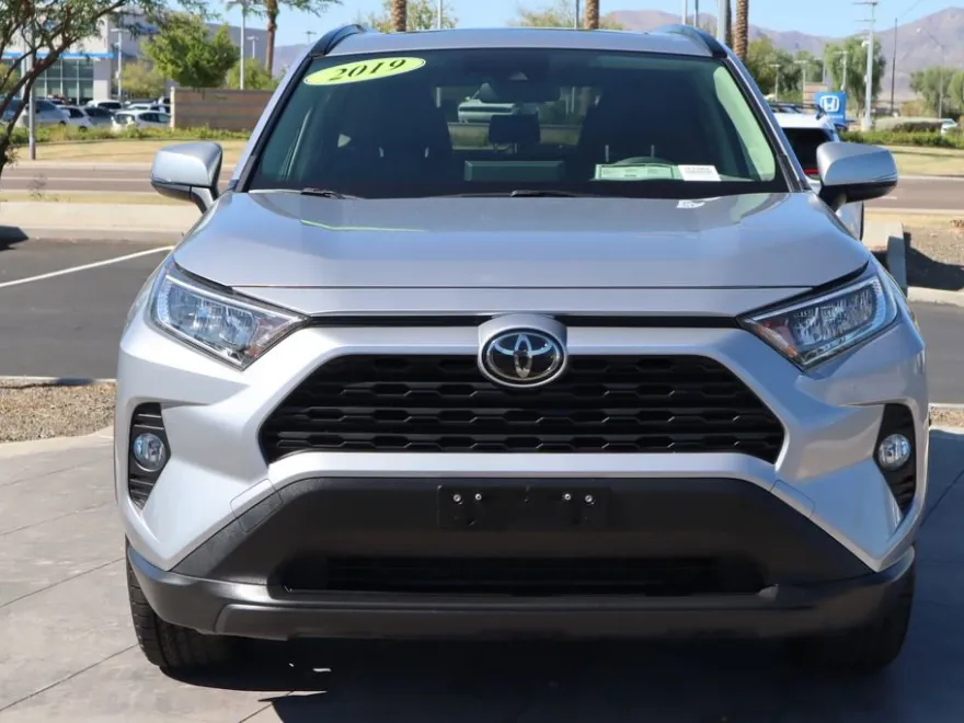 2019 Toyota RAV4 XLE Premium photo 1
