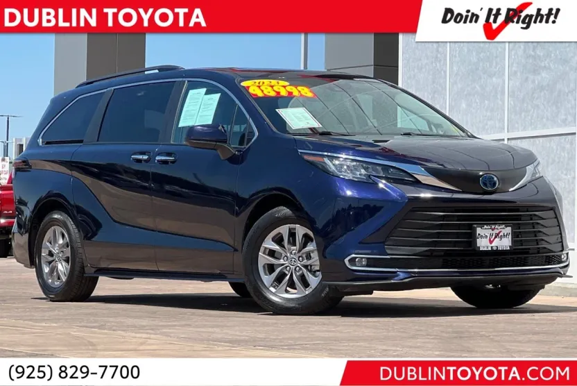2023 Toyota Sienna XLE photo 1
