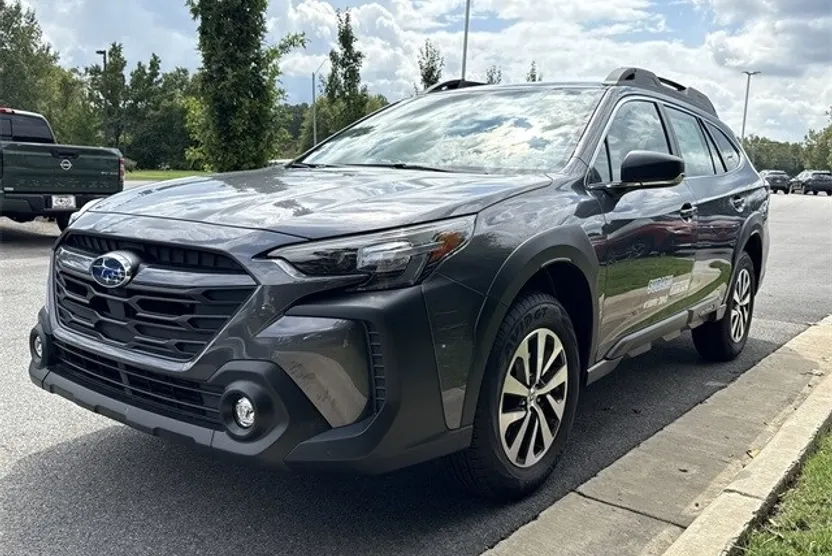 2025 Subaru Outback 2.5i photo 1