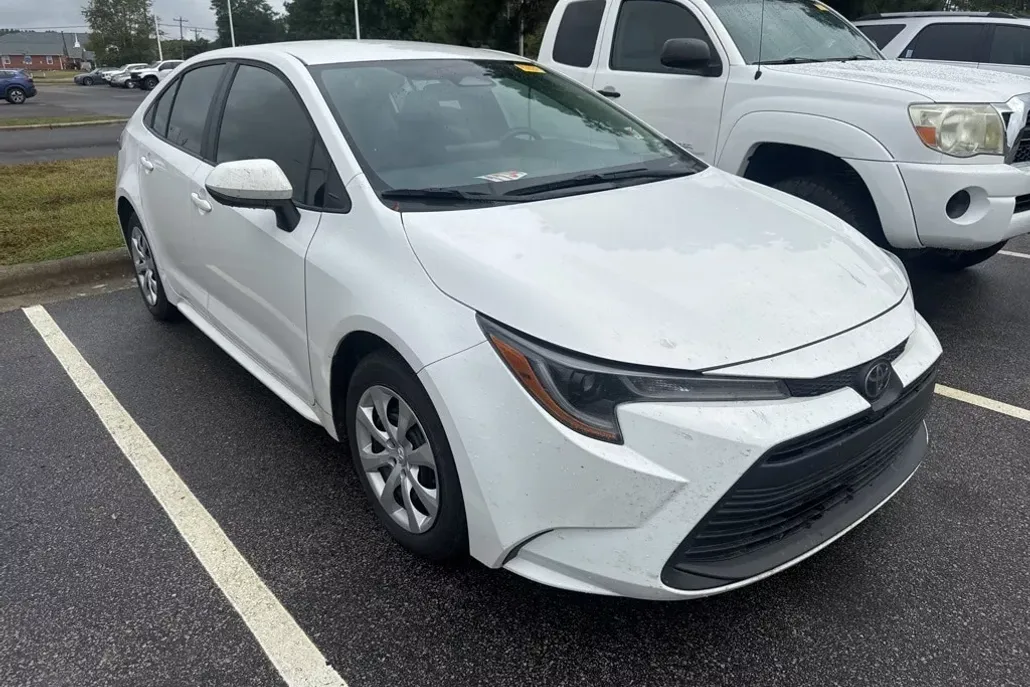 2024 Toyota Corolla LE photo 1
