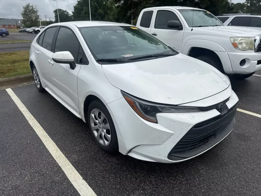 2024 Toyota Corolla LE photo 1