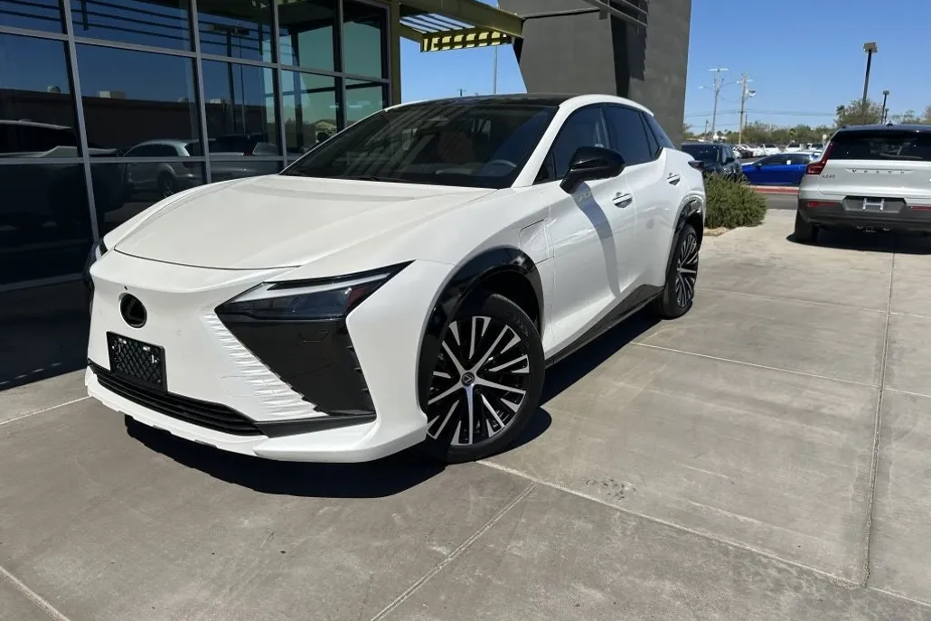 2023 Lexus RZ 450e Luxury photo 1
