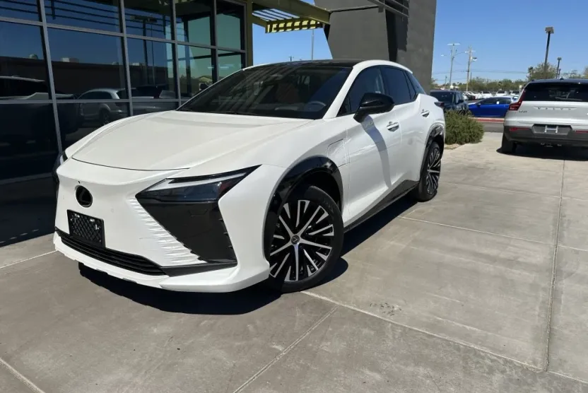 2023 Lexus RZ 450e Luxury photo 1
