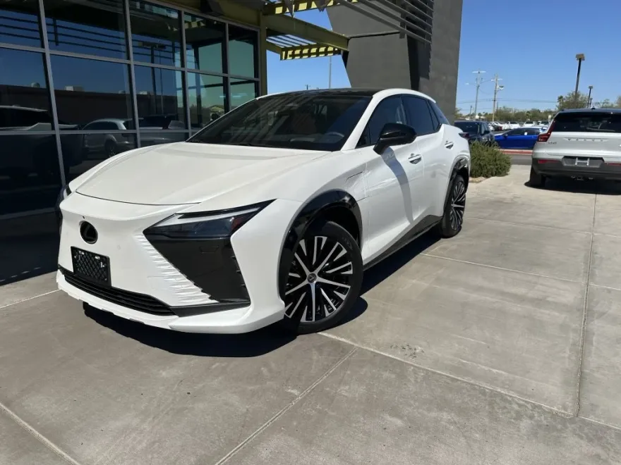 2023 Lexus RZ 450e Luxury photo 1