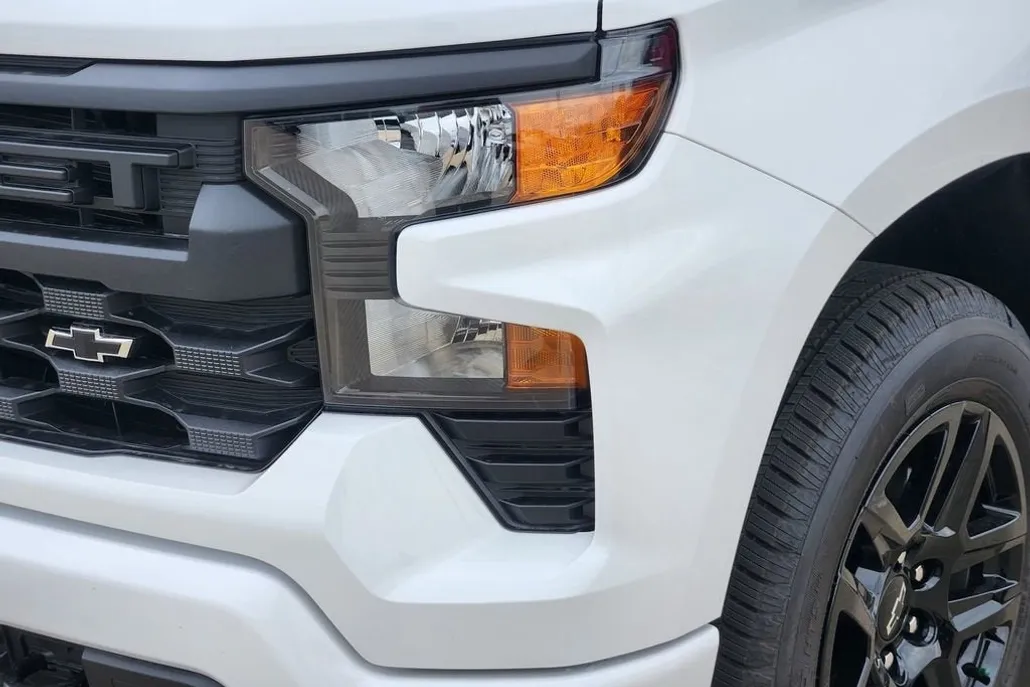 2025 Chevrolet Silverado 1500 Custom photo 1