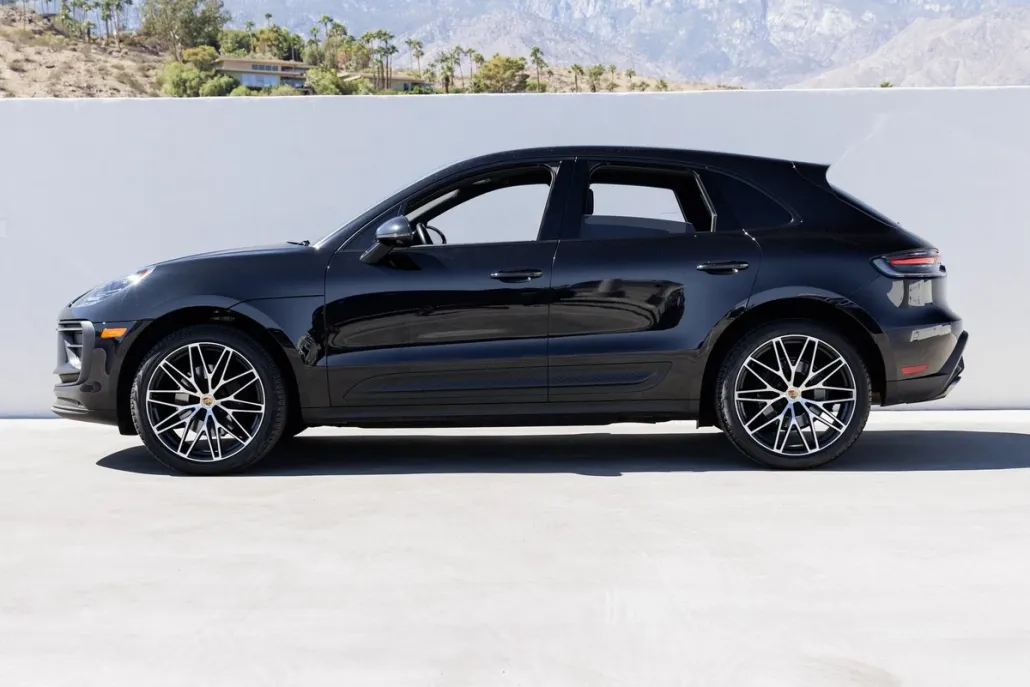 2023 Porsche Macan T photo 1