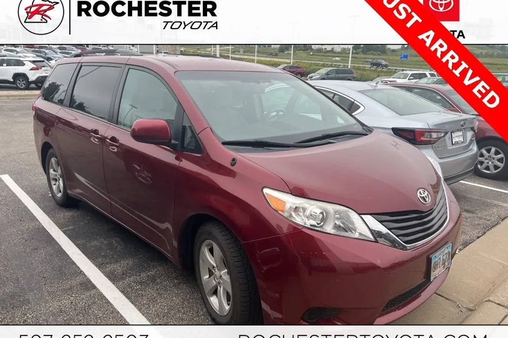 2011 Toyota Sienna LE photo 1
