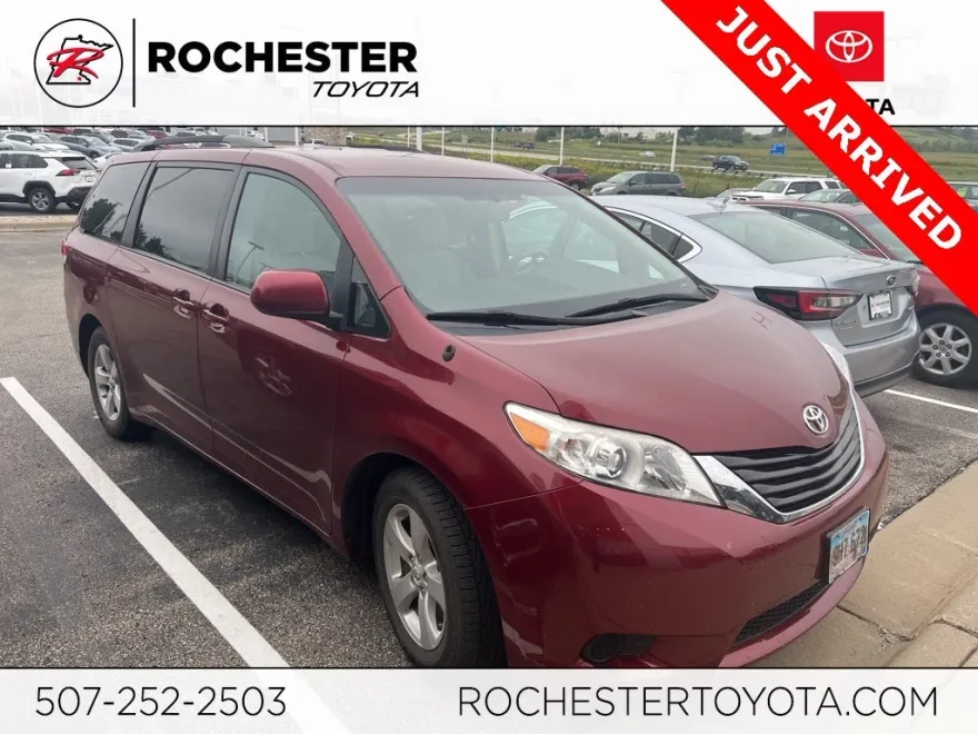 2011 Toyota Sienna LE photo 1