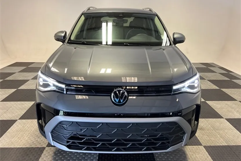 2025 Volkswagen Taos SE photo 1