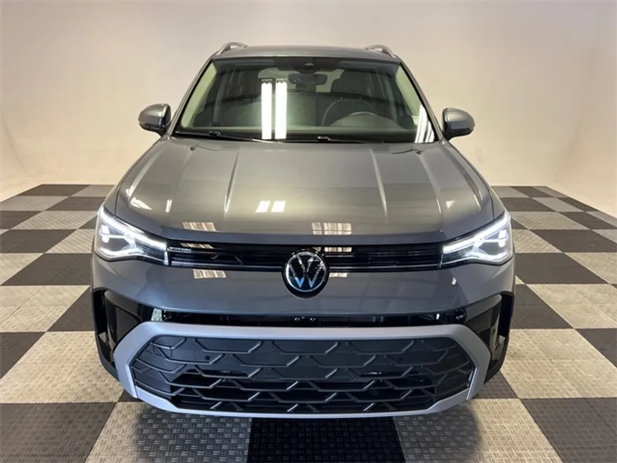 2025 Volkswagen Taos SE photo 1