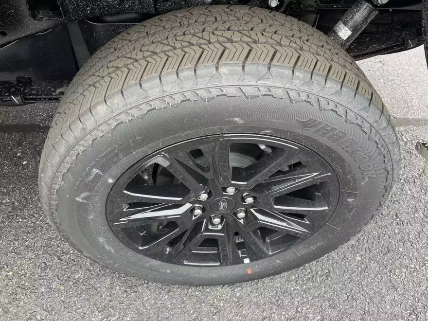2025 Ford F-150 Platinum photo 1