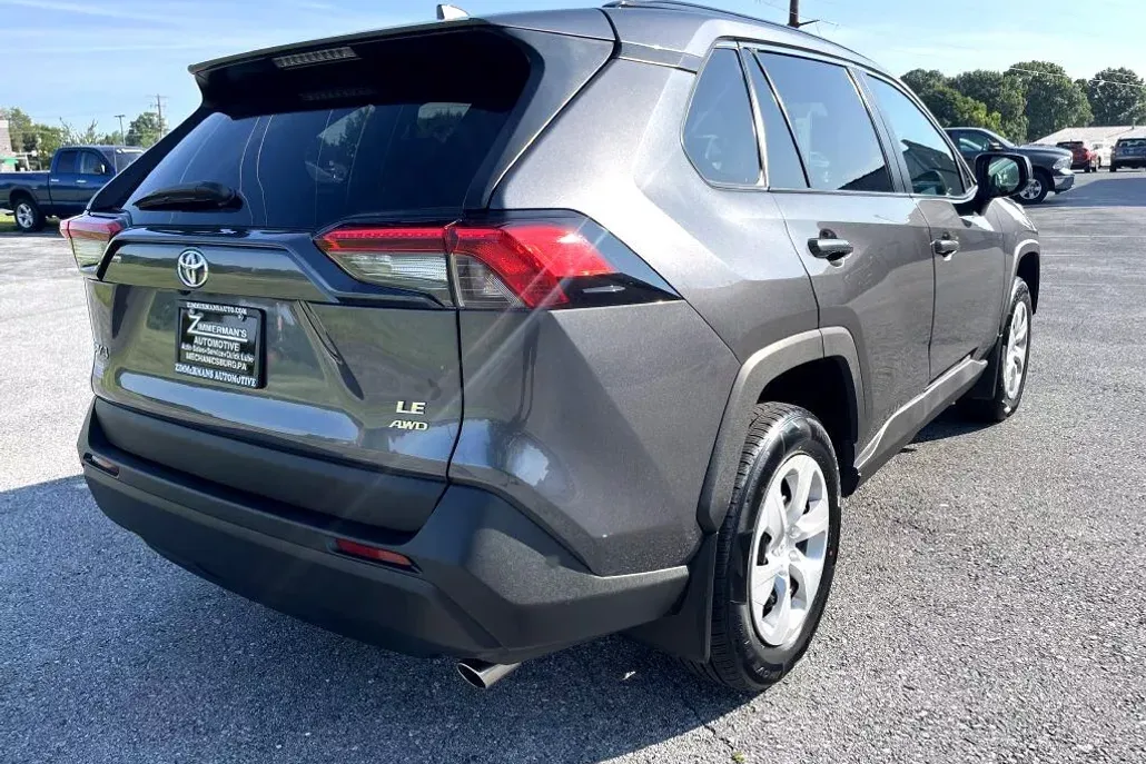 2021 Toyota RAV4 LE photo 1