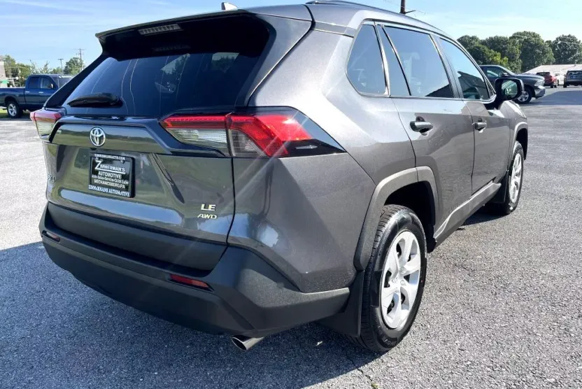 2021 Toyota RAV4 LE photo 1