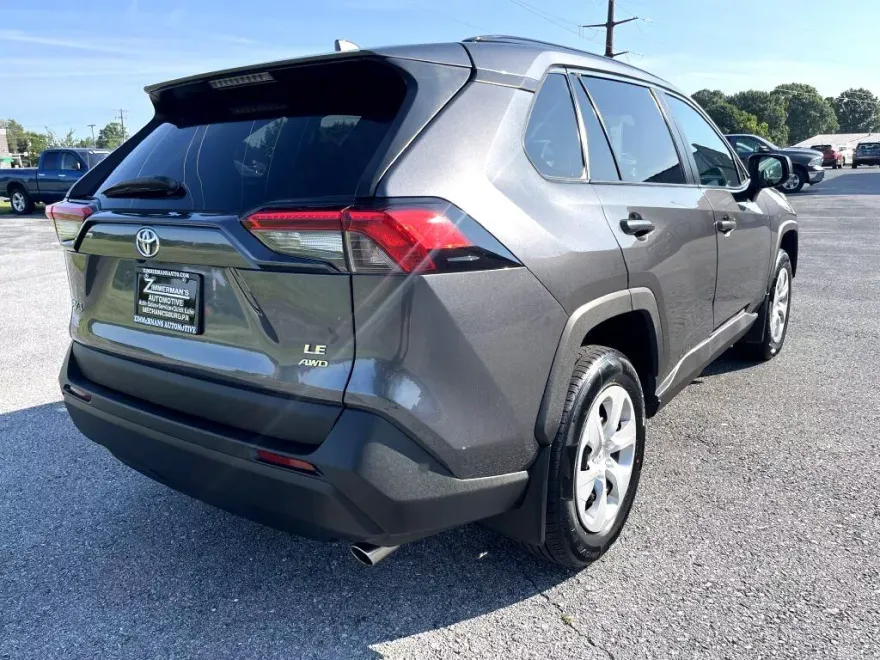 2021 Toyota RAV4 LE photo 1