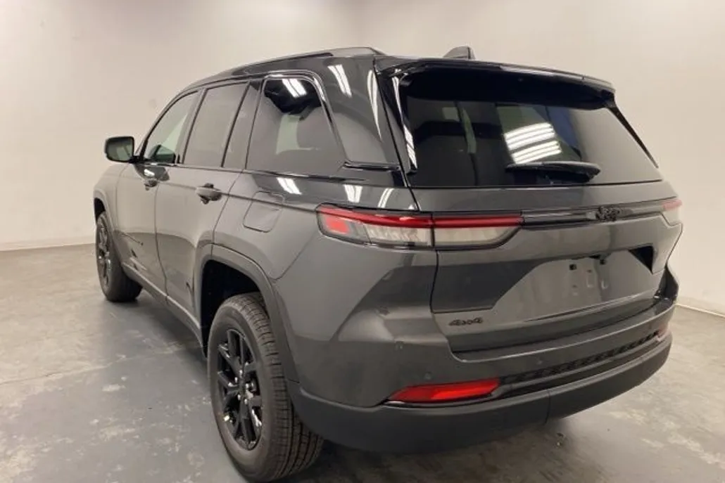 2025 Jeep Grand Cherokee Altitude photo 1