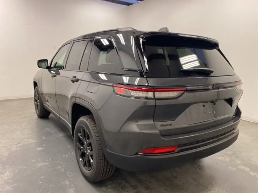2025 Jeep Grand Cherokee Altitude photo 1