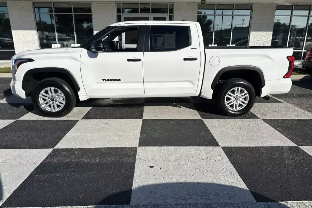 2024 Toyota Tundra SR5 photo 1