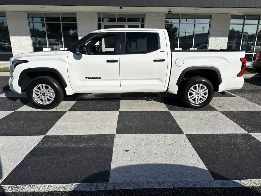 2024 Toyota Tundra SR5 photo 1